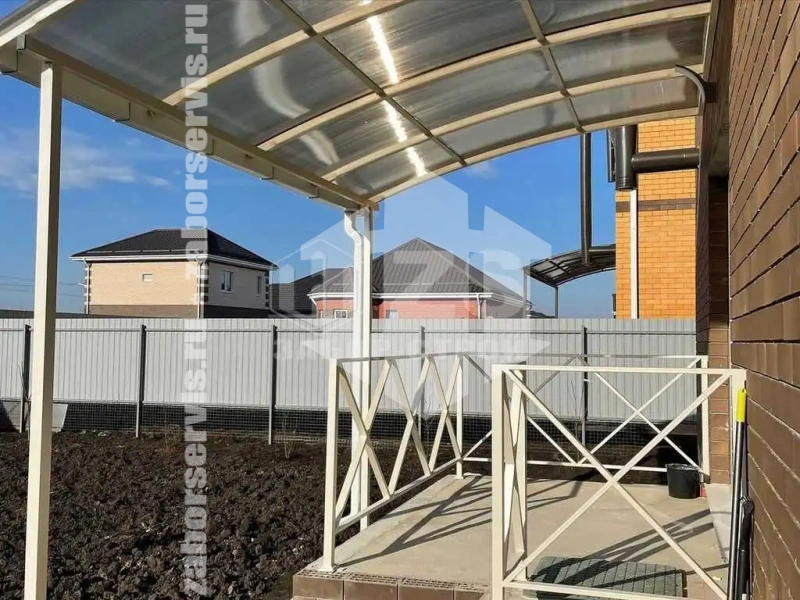 Навес над крыльцом пример 9