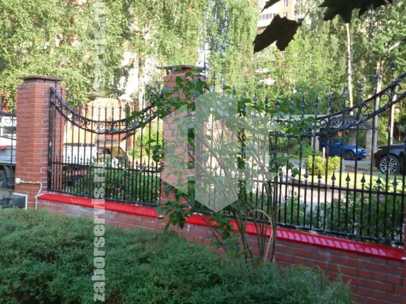 Кованый забор с кирпичными столбами 80 метров