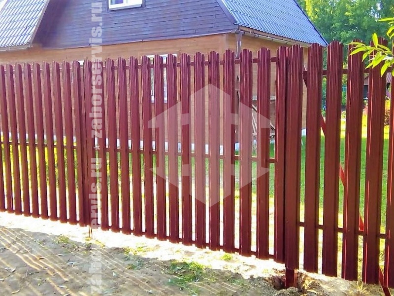 Забор из евроштакетника с забивными столбами 11 соток