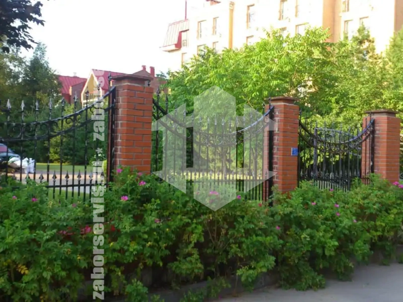 Кованый забор с кирпичными столбами 80 метров